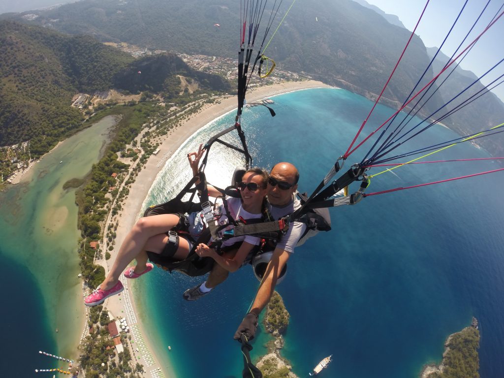 Ölüdeniz Yamaç Paraşütü Fiyat Ölüdeniz Yamaç Paraşütü Fiyatı Ölüdeniz, Muğla iline bağlı Fethiye ilçesine ait bir tatil beldesidir. Ölüdeniz, dünyaca ünlü bir plajı ve turkuaz renkli denizi ile bilinir. Ayrıca, Ölüdeniz'in çevresindeki Babadağ Dağ, yamaç paraşütü için popüler bir destinasyondur. Fethiye Ölüdeniz plajı manzarasını en iyi izlemenin en iyi yolu hiç şüphesiz Ölüdeniz yamaç paraşütü dür. Babadağ Dağı, Ölüdeniz'in hemen arkasında yükselen bir dağdır ve zirvesinden muazzam bir manzara sunar. Bu özellik, yamaç paraşütü tutkunları için eşsiz bir deneyim sunar. Babadağ'dan atlayan yamaç paraşütçüleri, Ölüdeniz'in eşsiz manzarası ve turkuaz renkli denizi eşliğinde serbestçe uçabilirler. Yamaç paraşütü, genellikle deneyimli eğitmenler eşliğinde gerçekleştirilir ve hayatınızın en unutulmaz anı Babadağ'ın zirvesinden başlar. Ölüdeniz'in ünlü Belcekız Plajı'na iniş yapmak, bu aktivitenin keyifli bir yönüdür. Eğer macera ve adrenalini seven birisiyseniz, Ölüdeniz'de yamaç paraşütü deneyimi yaşamanızı tavsiye ederiz. Ancak, bu tür aktiviteleri gerçekleştirmeden önce güvenilir yolu profesyonel pilotlar ile hizmete veren Butterfly Paragliding şirketini tercih etmenizdir. Ölüdeniz Yamaç Paraşütü yaz – kış hava şartlarına bağlı olarak yapılmaktadır. Paraşüt pistleri 1200-1700-1800-1970 metre de yer almaktadır. Ölüdeniz den hareket ile yaklaşık 30 dakika sonra uçuş yapılacak pistte ulaşır. Burada pilotların hazırlıkları sonrasında pilot ve yolcu pistten aşağıya doğru koşarak kalkış yapılmaktadır. Yamaç paraşütü yapmak için bayanlarda 80 kğ – erkeklerde ise 100 kğ üzerinde olmamanız gerekmektedir. Uçuş sonrası inişler Ölüdeniz plajına yapılmaktadır. Ölüdeniz Yamaç Paraşütü Fiyatı Ölüdeniz paraşüt fiyatı dönemsel olarak değişmektedir. Yamaç paraşütü fiyatlarına pist kullanım ücreti, siğorta, dağa çıkış ücreti dahildir. Gopro kamera foto video ve 360 derece panoramik fotoğraflar ise fiyata dahil değildir. Ölüdeniz Yamaç Paraşütü Fiyatı Ölüdeniz, Muğla iline bağlı Fethiye ilçesine ait bir tatil beldesidir. Ölüdeniz, dünyaca ünlü bir plajı ve turkuaz renkli denizi ile bilinir. Ayrıca, Ölüdeniz'in çevresindeki Babadağ Dağ, yamaç paraşütü için popüler bir destinasyondur. Fethiye Ölüdeniz plajı manzarasını en iyi izlemenin en iyi yolu hiç şüphesiz Ölüdeniz yamaç paraşütü dür. Babadağ Dağı, Ölüdeniz'in hemen arkasında yükselen bir dağdır ve zirvesinden muazzam bir manzara sunar. Bu özellik, yamaç paraşütü tutkunları için eşsiz bir deneyim sunar. Babadağ'dan atlayan yamaç paraşütçüleri, Ölüdeniz'in eşsiz manzarası ve turkuaz renkli denizi eşliğinde serbestçe uçabilirler. Yamaç paraşütü, genellikle deneyimli eğitmenler eşliğinde gerçekleştirilir ve hayatınızın en unutulmaz anı Babadağ'ın zirvesinden başlar. Ölüdeniz'in ünlü Belcekız Plajı'na iniş yapmak, bu aktivitenin keyifli bir yönüdür. Eğer macera ve adrenalini seven birisiyseniz, Ölüdeniz'de yamaç paraşütü deneyimi yaşamanızı tavsiye ederiz. Ancak, bu tür aktiviteleri gerçekleştirmeden önce güvenilir yolu profesyonel pilotlar ile hizmete veren Butterfly Paragliding şirketini tercih etmenizdir. Ölüdeniz Yamaç Paraşütü yaz – kış hava şartlarına bağlı olarak yapılmaktadır. Paraşüt pistleri 1200-1700-1800-1970 metre de yer almaktadır. Ölüdeniz den hareket ile yaklaşık 30 dakika sonra uçuş yapılacak pistte ulaşır. Burada pilotların hazırlıkları sonrasında pilot ve yolcu pistten aşağıya doğru koşarak kalkış yapılmaktadır. Yamaç paraşütü yapmak için bayanlarda 80 kğ – erkeklerde ise 100 kğ üzerinde olmamanız gerekmektedir. Uçuş sonrası inişler Ölüdeniz plajına yapılmaktadır. Ölüdeniz Yamaç Paraşütü Fiyatı Ölüdeniz paraşüt fiyatı dönemsel olarak değişmektedir. Yamaç paraşütü fiyatlarına pist kullanım ücreti, siğorta, dağa çıkış ücreti dahildir. Gopro kamera foto video ve 360 derece panoramik fotoğraflar ise fiyata dahil değildir. Ölüdeniz Yamaç Paraşütü Fiyatı Ölüdeniz, Muğla iline bağlı Fethiye ilçesine ait bir tatil beldesidir. Ölüdeniz, dünyaca ünlü bir plajı ve turkuaz renkli denizi ile bilinir. Ayrıca, Ölüdeniz'in çevresindeki Babadağ Dağ, yamaç paraşütü için popüler bir destinasyondur. Fethiye Ölüdeniz plajı manzarasını en iyi izlemenin en iyi yolu hiç şüphesiz Ölüdeniz yamaç paraşütü dür. Babadağ Dağı, Ölüdeniz'in hemen arkasında yükselen bir dağdır ve zirvesinden muazzam bir manzara sunar. Bu özellik, yamaç paraşütü tutkunları için eşsiz bir deneyim sunar. Babadağ'dan atlayan yamaç paraşütçüleri, Ölüdeniz'in eşsiz manzarası ve turkuaz renkli denizi eşliğinde serbestçe uçabilirler. Yamaç paraşütü, genellikle deneyimli eğitmenler eşliğinde gerçekleştirilir ve hayatınızın en unutulmaz anı Babadağ'ın zirvesinden başlar. Ölüdeniz'in ünlü Belcekız Plajı'na iniş yapmak, bu aktivitenin keyifli bir yönüdür. Eğer macera ve adrenalini seven birisiyseniz, Ölüdeniz'de yamaç paraşütü deneyimi yaşamanızı tavsiye ederiz. Ancak, bu tür aktiviteleri gerçekleştirmeden önce güvenilir yolu profesyonel pilotlar ile hizmete veren Butterfly Paragliding şirketini tercih etmenizdir. Ölüdeniz Yamaç Paraşütü yaz – kış hava şartlarına bağlı olarak yapılmaktadır. Paraşüt pistleri 1200-1700-1800-1970 metre de yer almaktadır. Ölüdeniz den hareket ile yaklaşık 30 dakika sonra uçuş yapılacak pistte ulaşır. Burada pilotların hazırlıkları sonrasında pilot ve yolcu pistten aşağıya doğru koşarak kalkış yapılmaktadır. Yamaç paraşütü yapmak için bayanlarda 80 kğ – erkeklerde ise 100 kğ üzerinde olmamanız gerekmektedir. Uçuş sonrası inişler Ölüdeniz plajına yapılmaktadır. Ölüdeniz Yamaç Paraşütü Fiyatı Ölüdeniz paraşüt fiyatı dönemsel olarak değişmektedir. Yamaç paraşütü fiyatlarına pist kullanım ücreti, siğorta, dağa çıkış ücreti dahildir. Gopro kamera foto video ve 360 derece panoramik fotoğraflar ise fiyata dahil değildir.